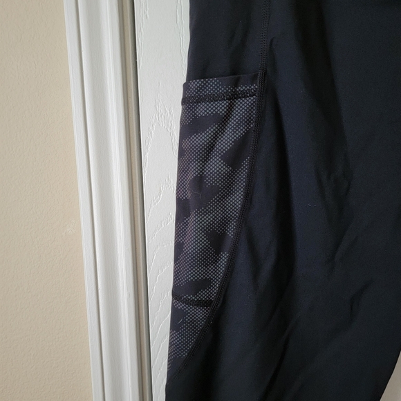 Zyia Black Camo Reflective Pocket Capri - Picture 3 of 9